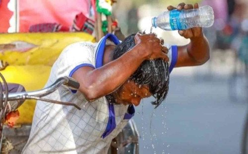 রাজধানীতে বেড়েছে গরমের দাপট
