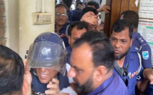 না. গঞ্জে মামলার শুনানি শেষে আনিসুলকে চড়-থাপ্পড়