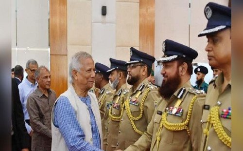 ‘পুলিশকে পদক দেওয়ার ছবি নিয়ে ভারতীয় গণমাধ্যমে অপপ্রচার’