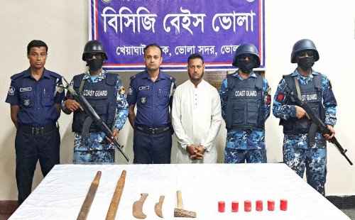 ভোলায় বোমা, অস্ত্রসহ আওয়ামী লীগ নেতা আটক