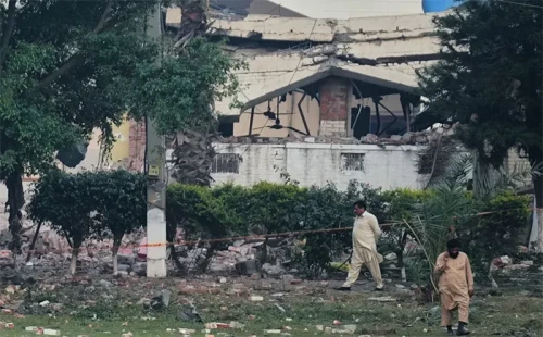 পাকিস্তানের ৬ স্থানে ভারতের ক্ষেপণাস্ত্র হামলা, আকাশ ও স্থলে জবাব ইসলামাবাদের: ভারতের ৫ টি জঙ্গি বিমান ভূপাতিত