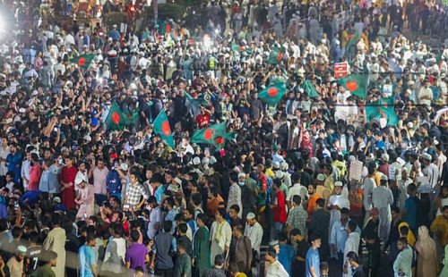 ফ্যাসিস্ট আওয়ামী লীগ নিষিদ্ধের দাবিতে শাহবাগ অবরোধ চলছে