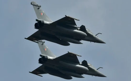 পাকিস্তানের ৩ বিমানঘাঁটিতে ভারতের ক্ষেপণাস্ত্র