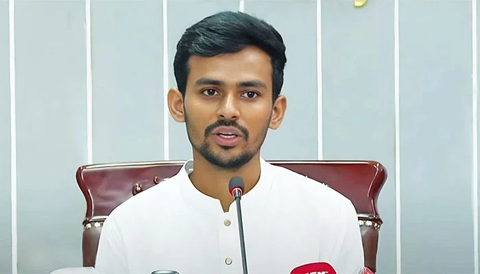 ঈদে আনন্দে বাড়ি ফেরা নিশ্চিতে সরকার বদ্ধপরিকর : উপদেষ্টা আসিফ মাহমুদ