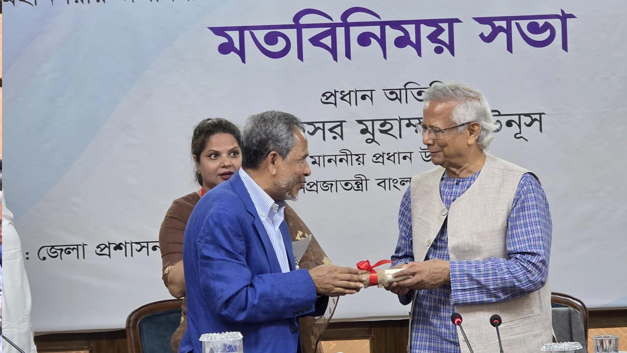 চট্টগ্রাম হার্ট ফাউন্ডেশনের জমির দলিল হস্তান্তর করলেন প্রধান উপদেষ্টা