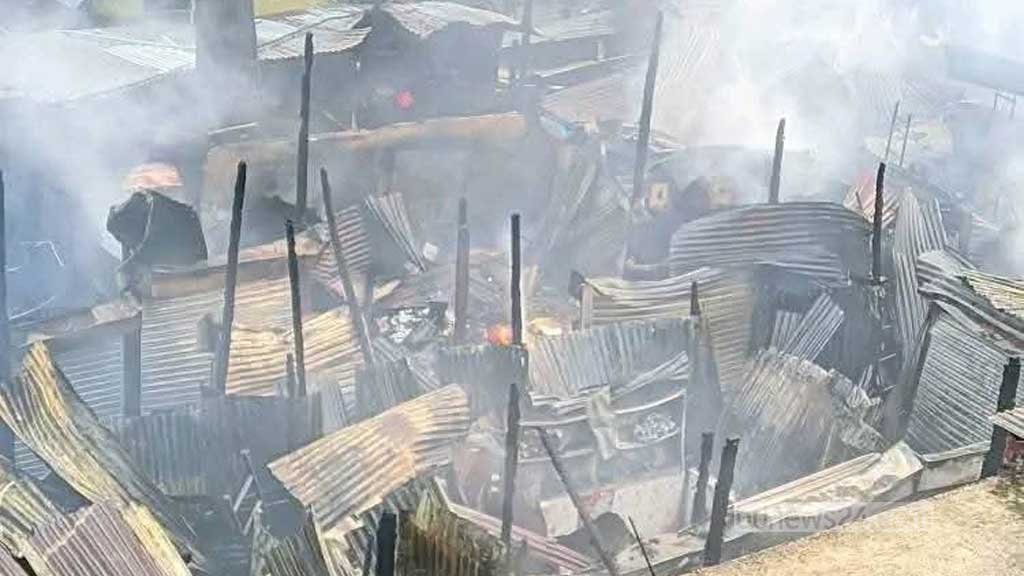 মুন্সীগঞ্জে মধ্যরাতে আগুনে পুড়ল শতাধিক দোকান