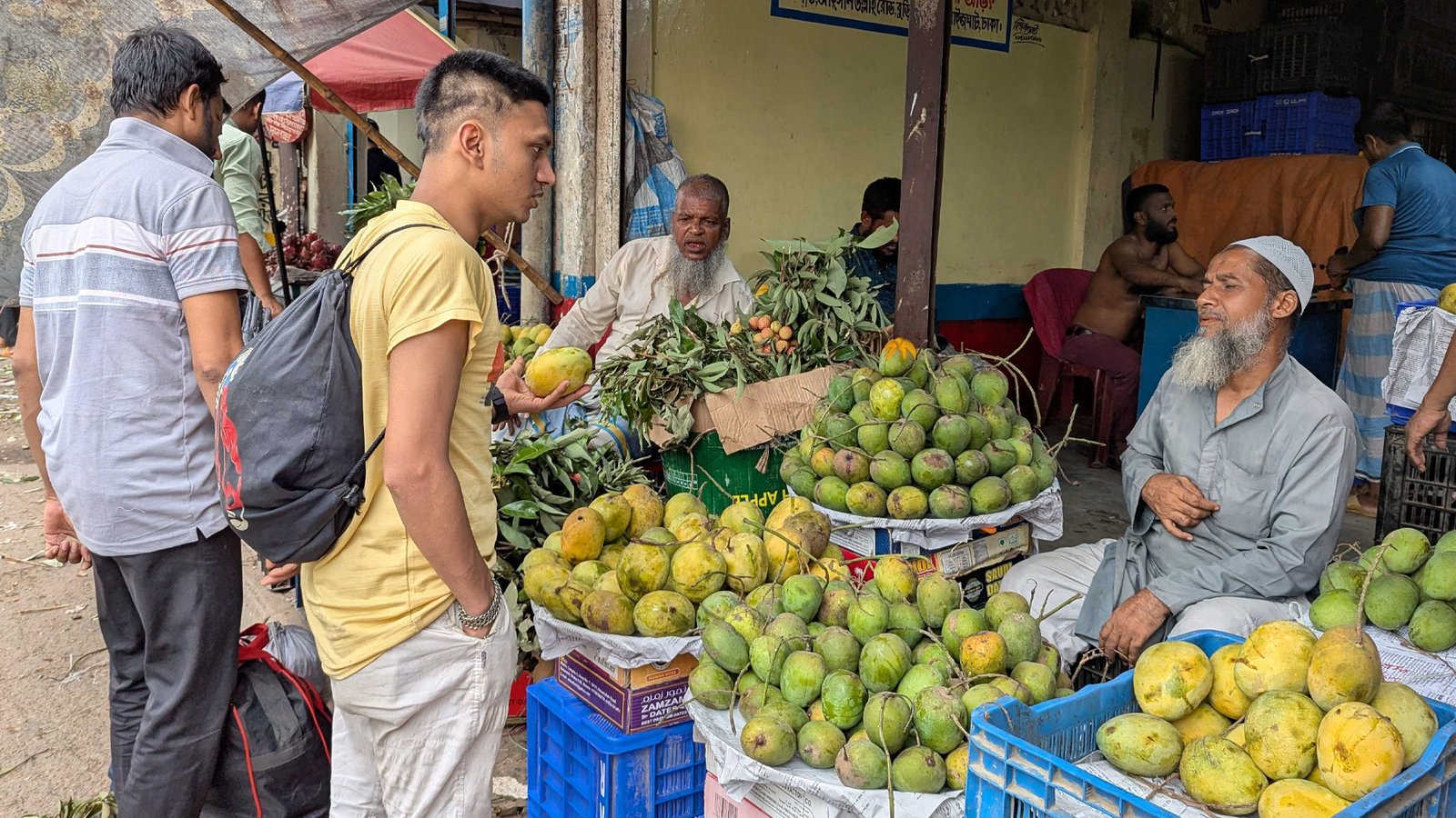 বাহারি মধুফলে ভরপুর বাজার, দাম কেমন?