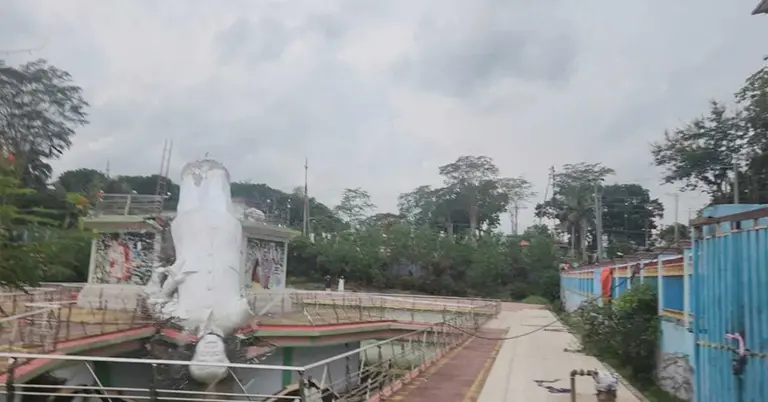 রাঙামাটিতে ভাঙা হলো শেখ মুজিবের ভাস্কর্য