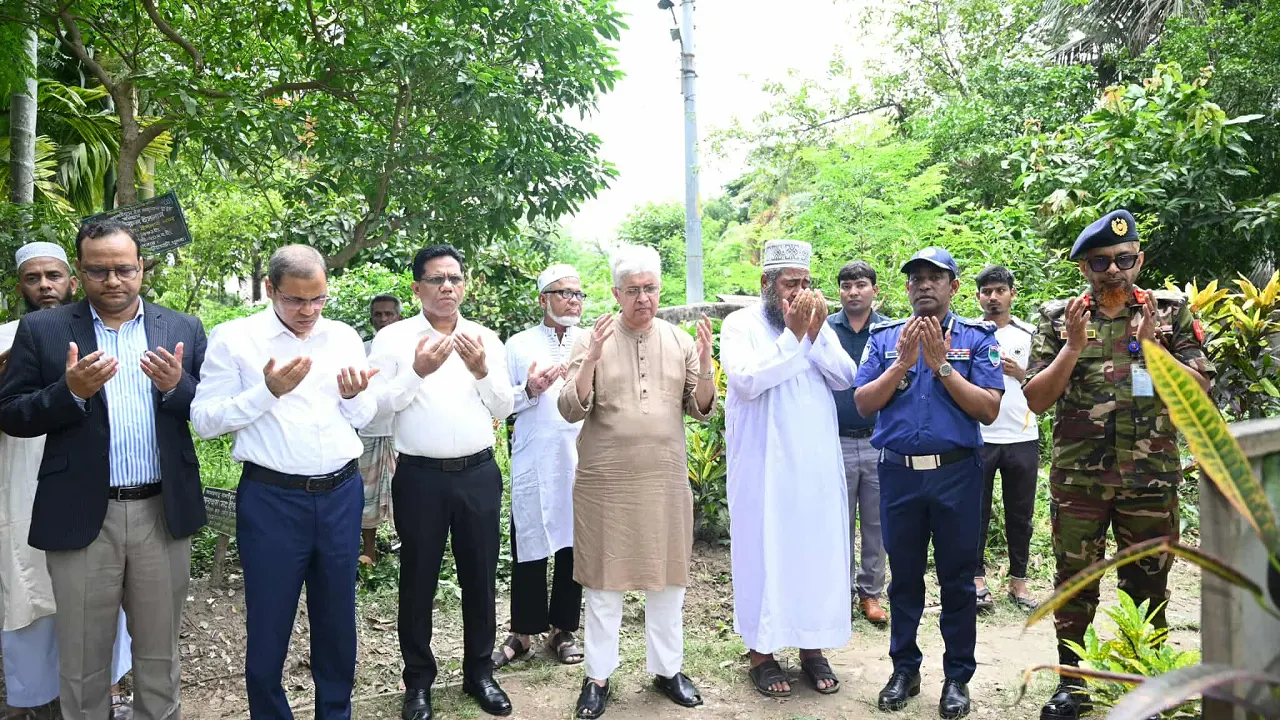 খুলনায় শহীদ রায়হানের কবর জিয়ারত করলেন উপদেষ্টা আদিলুর