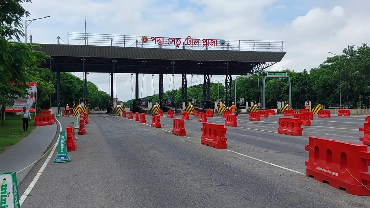 দক্ষিণে রুট পারমিট জটিলতায় রাজস্ব হারাচ্ছে সরকার: পদ্মা সেতু দিয়ে চলছে হাজারো অবৈধ বাস