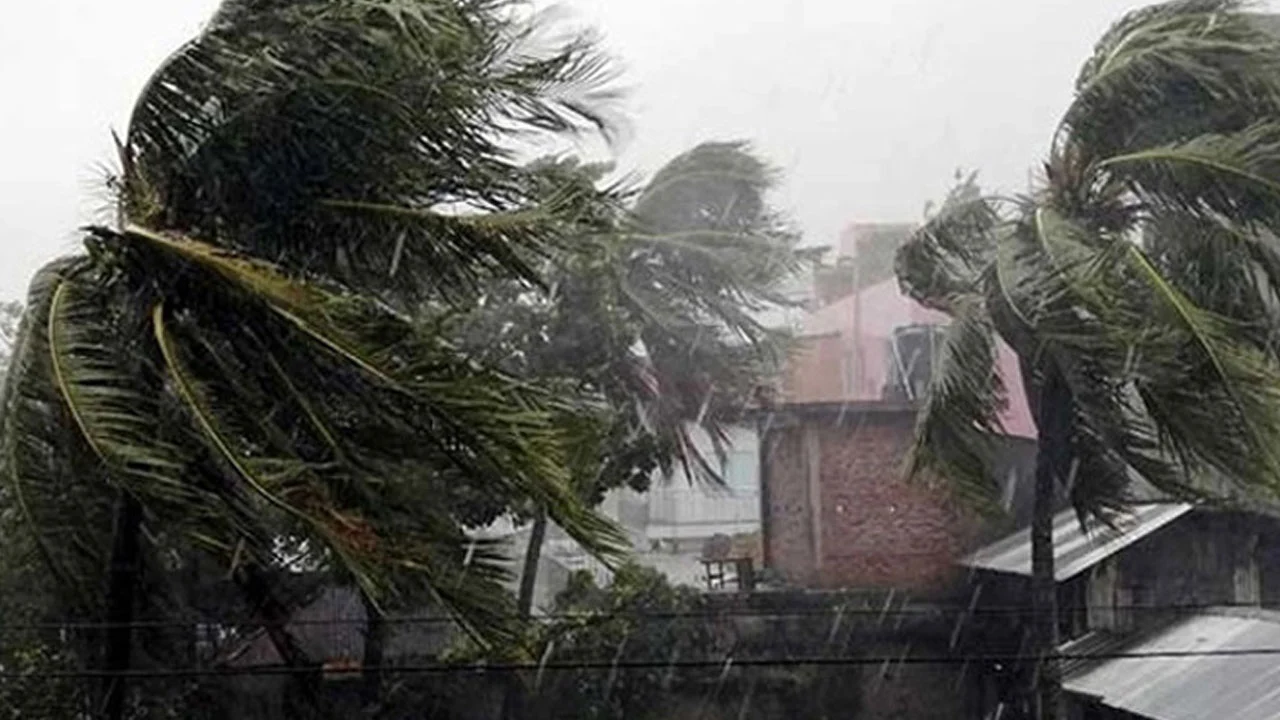 দুপুরের মধ্যে ঝড়ের আশঙ্কা, নদীবন্দরে সতর্কসংকেত