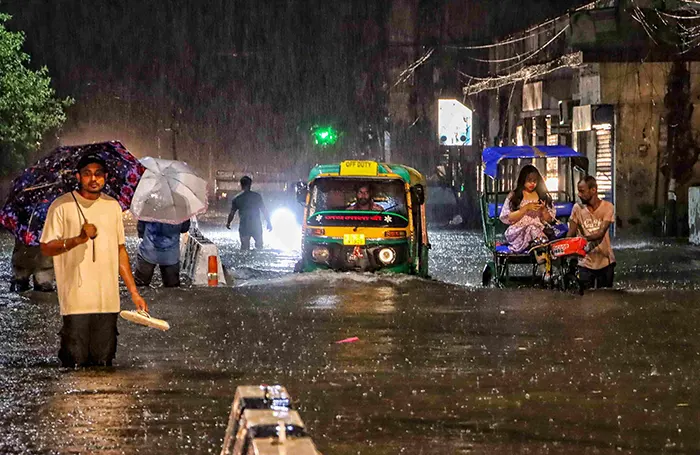 রাতভর ভারি বৃষ্টি, তলিয়ে আছে দিল্লির রাস্তাঘাট
