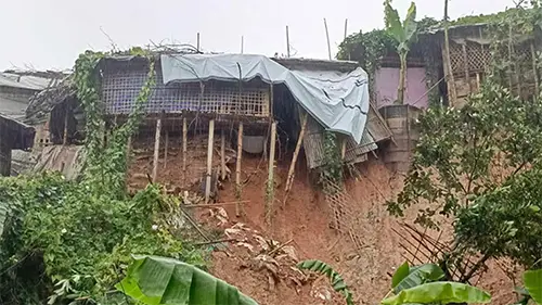 অতি বৃষ্টিতে ভূমিধস, রোহিঙ্গা ক্যাম্পে ১ হাজার ৪০০ আশ্রয়স্থল ক্ষতিগ্রস্থ