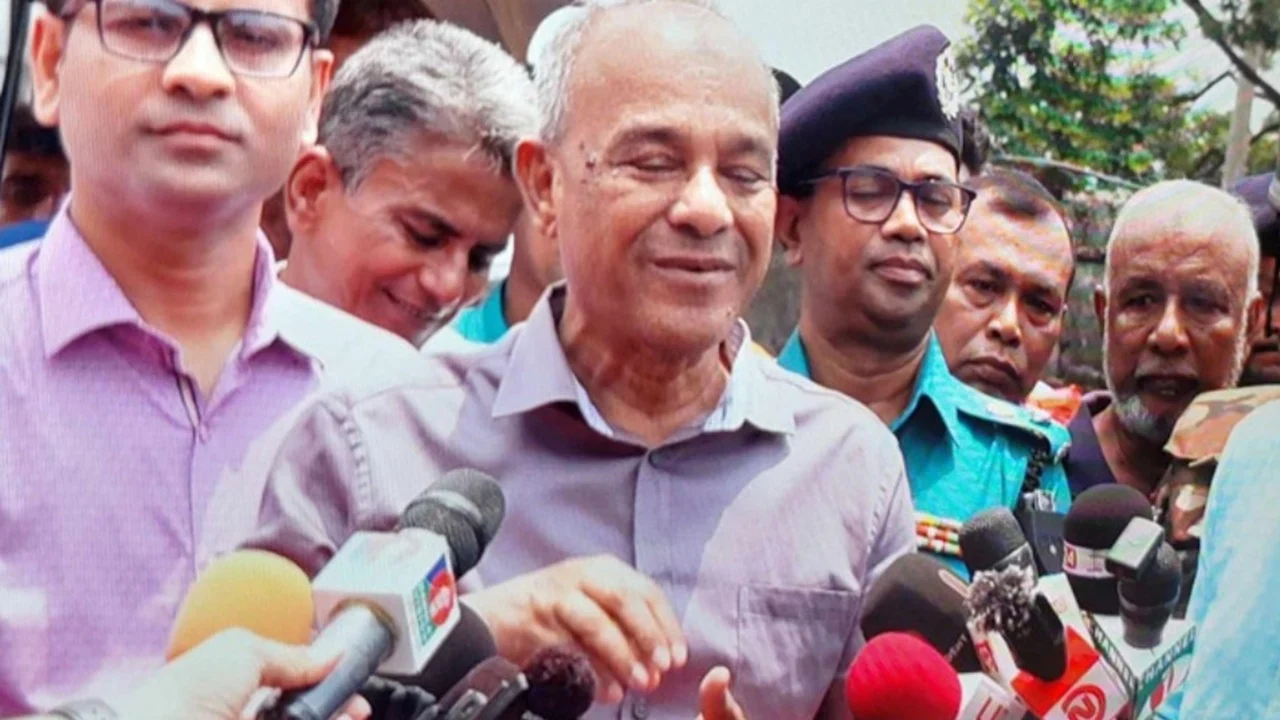 বাড়তি ভাড়ার অভিযোগ নেই, অনেকে টিকিট পাচ্ছে না শুনেছি