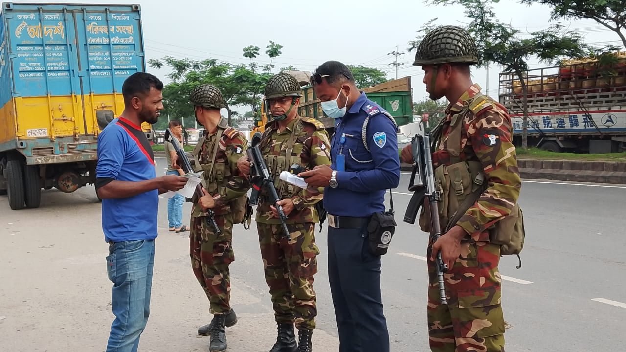 ঈদ যাত্রায় স্বস্তি নিশ্চিতে ঢাকা-চট্টগ্রাম মহাসড়কে সেনাবাহিনী