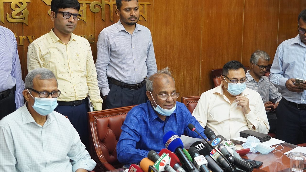 কার্যক্রম নিষিদ্ধের পর আ. লীগ ধীরে ধীরে নিষ্ক্রিয় হয়ে যাচ্ছে: স্বরাষ্ট্র উপদেষ্টা