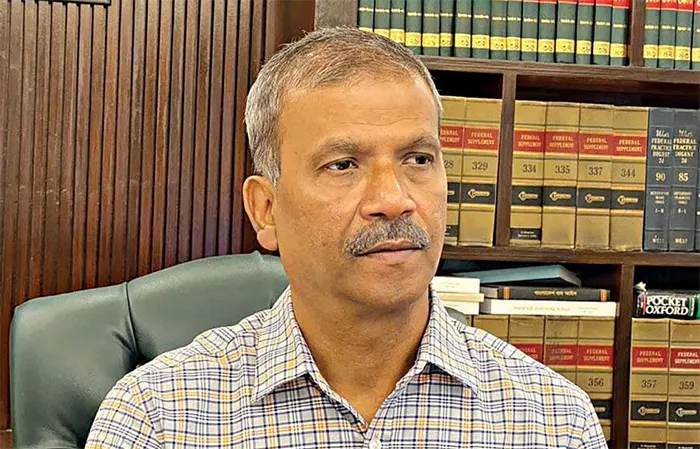 পুলিশের ‘মোরালিটি ভেঙে’ যাওয়ার কারণে তারা মিথ্যা মামলা নিতে বাধ্য হয়েছে: আইন উপদেষ্টা