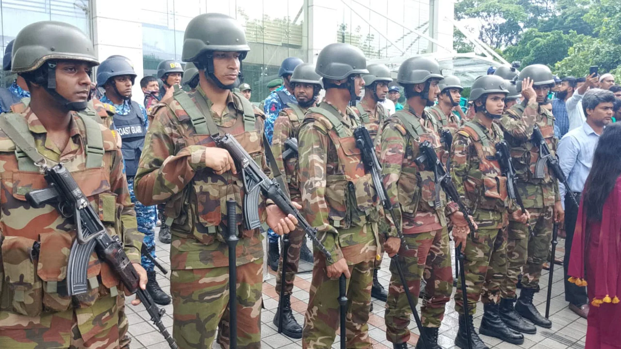 এনবিআরে ঢুকতে দেয়া হচ্ছে না কাউকে, ফটক বন্ধ