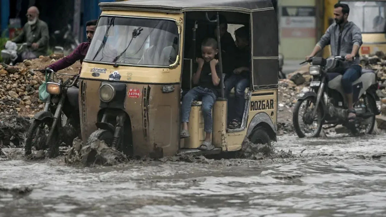 পাকিস্তানে ভারী বর্ষণ-বন্যায় ৩২ জনের মৃত্যু