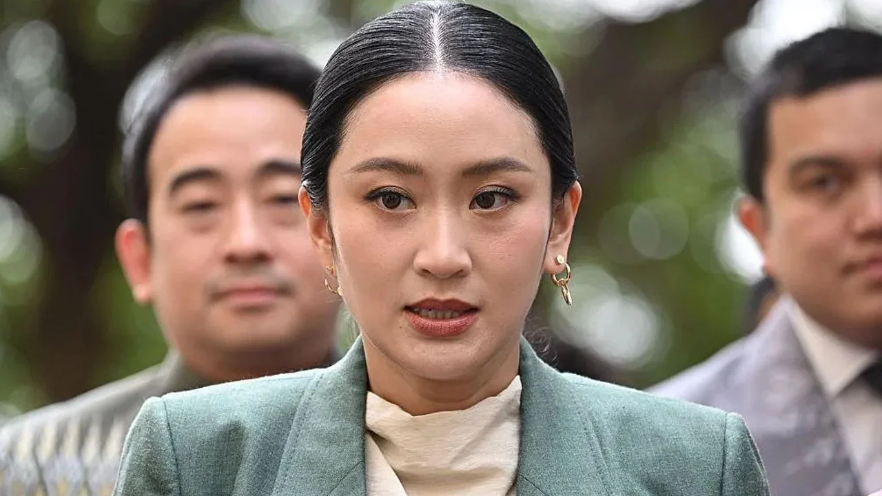 ফোনালাপ ফাঁসের জেরে বরখাস্ত থাই প্রধানমন্ত্রী