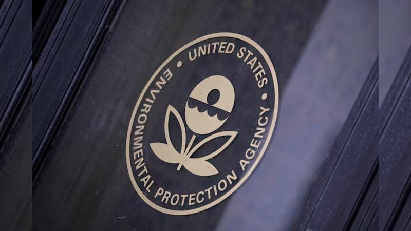 ট্রাম্পের নীতির সমালোচনা করায় ১৩৯ সরকারি কর্মচারীকে বাধ্যতামূলক ছুটি