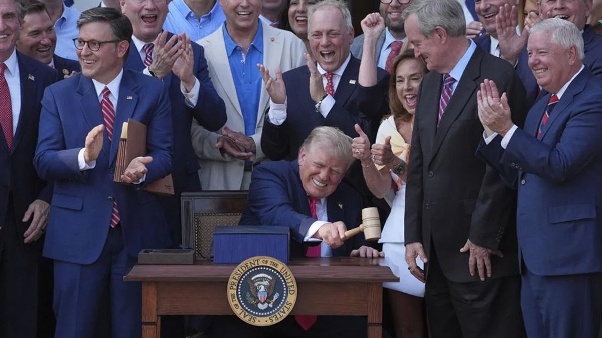 হোয়াইট হাউসে আনুষ্ঠানিকভাবে ‘বিগ বিউটিফুল বিল’ স্বাক্ষর করলেন ট্রাম্প
