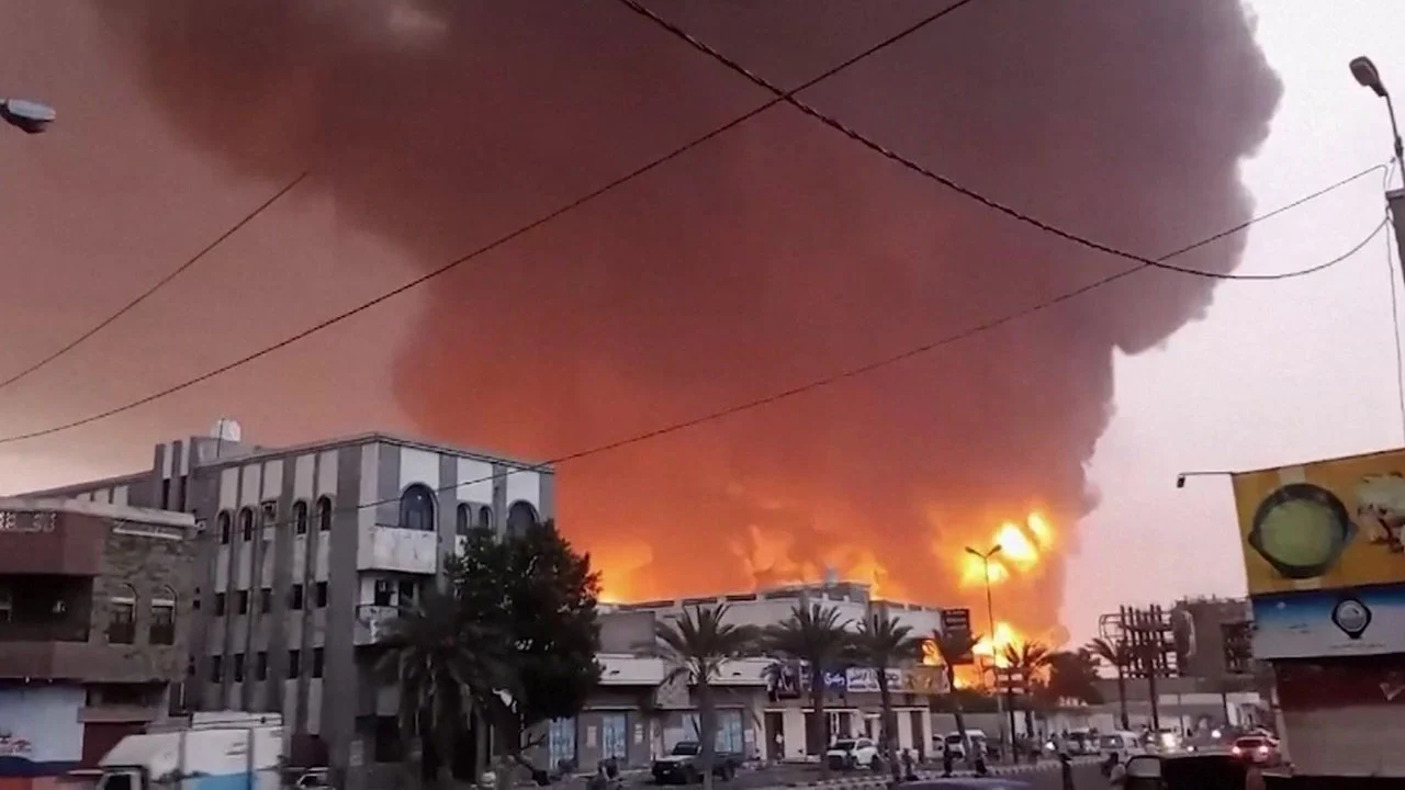 ইয়েমেনের তিনটি বন্দর ও বিদ্যুৎকেন্দ্রে ইসরাইলের হামলা