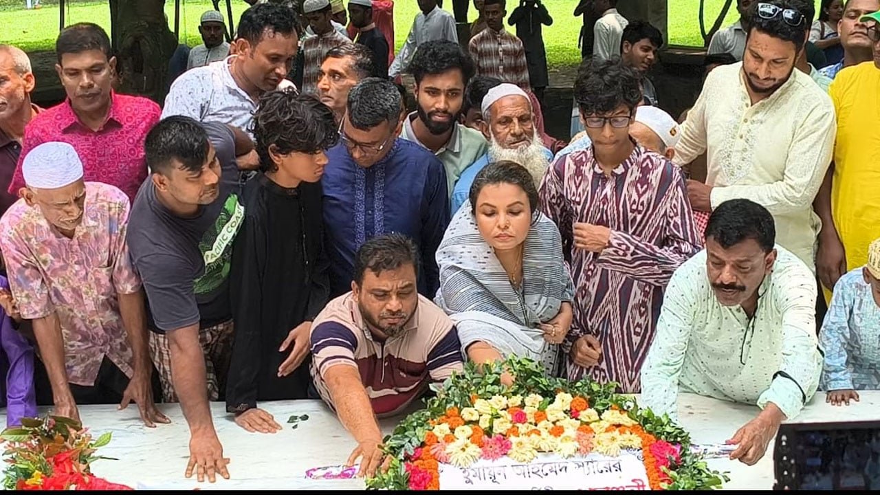 নুহাশপল্লীতে শ্রদ্ধা-ভালোবাসায় হুমায়ূন আহমেদ স্মরণ