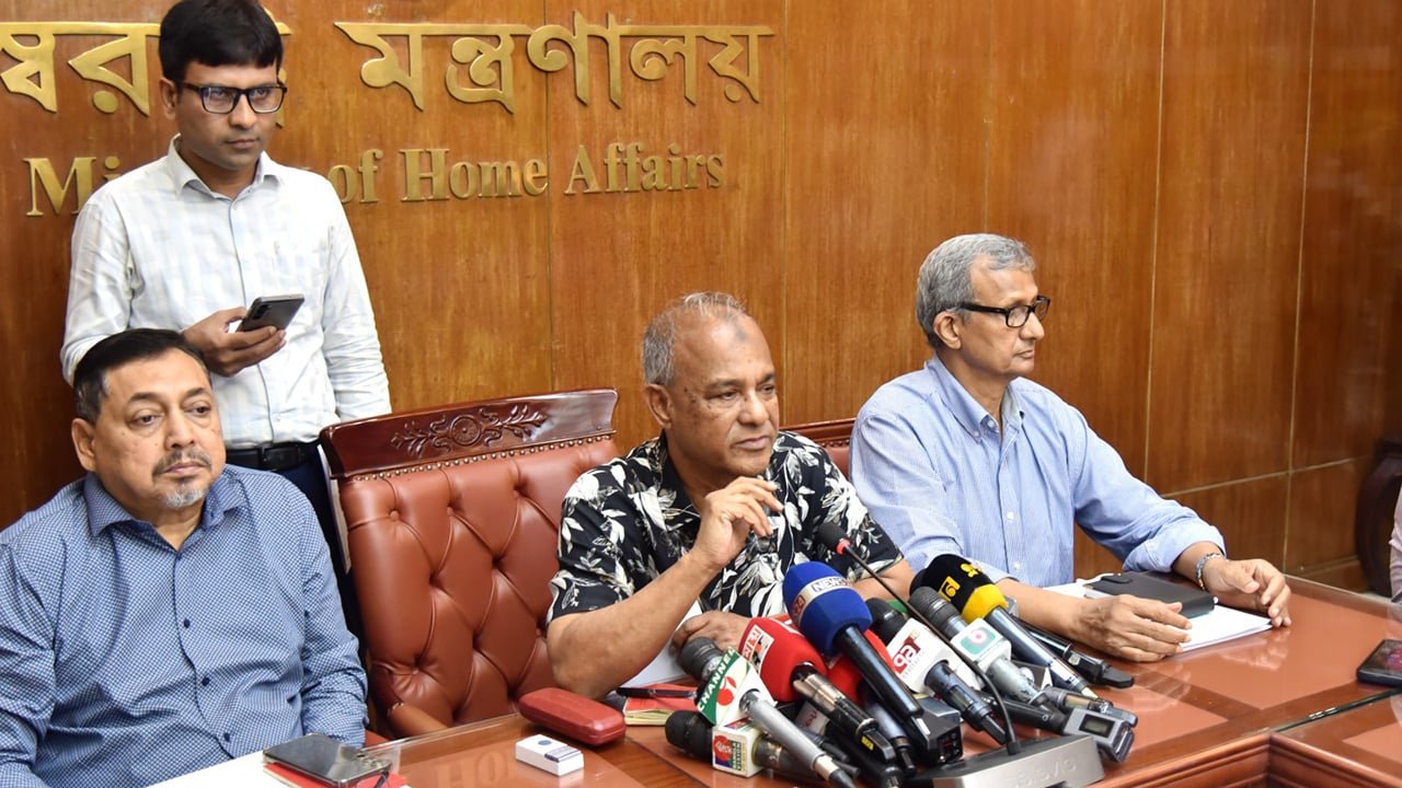 গোপালগঞ্জে চিহ্নিত দুষ্কৃতকারীদের গ্রেপ্তার করা হচ্ছে: স্বরাষ্ট্র উপদেষ্টা