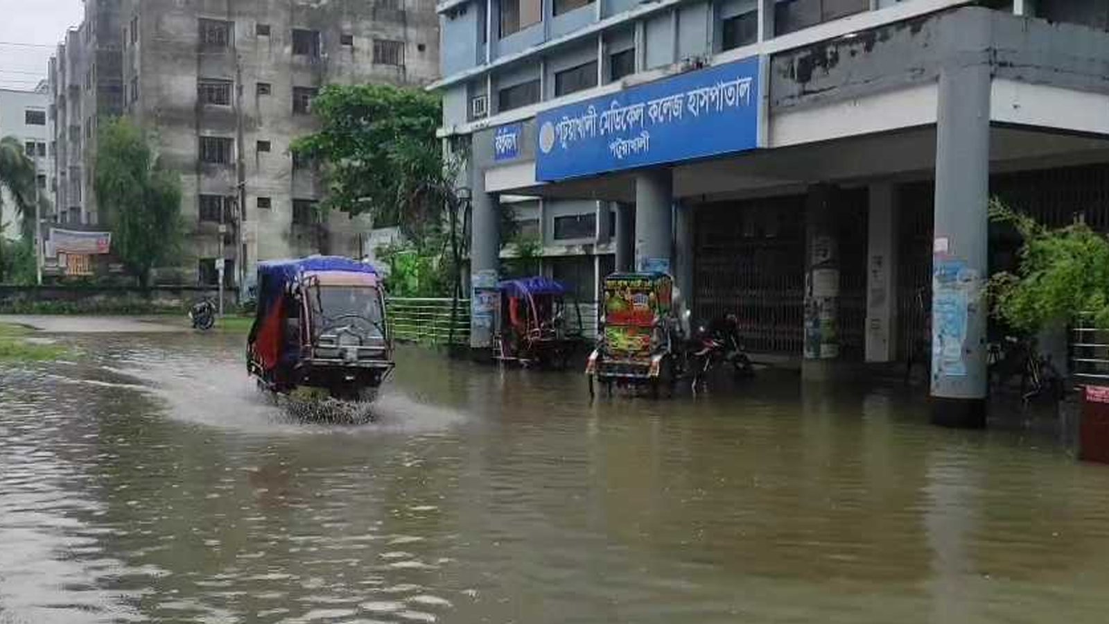 সমুদ্রের নিম্নচাপে উপকূলজুড়ে টানা বৃষ্টি, জলাবদ্ধতায় বিপর্যস্ত পটুয়াখালী