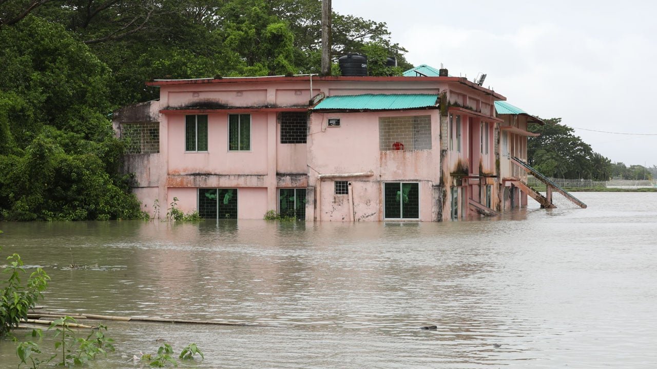 অস্বাভাবিক জোয়ারে প্লাবিত নিঝুমদ্বীপসহ হাতিয়ার নিম্নাঞ্চল