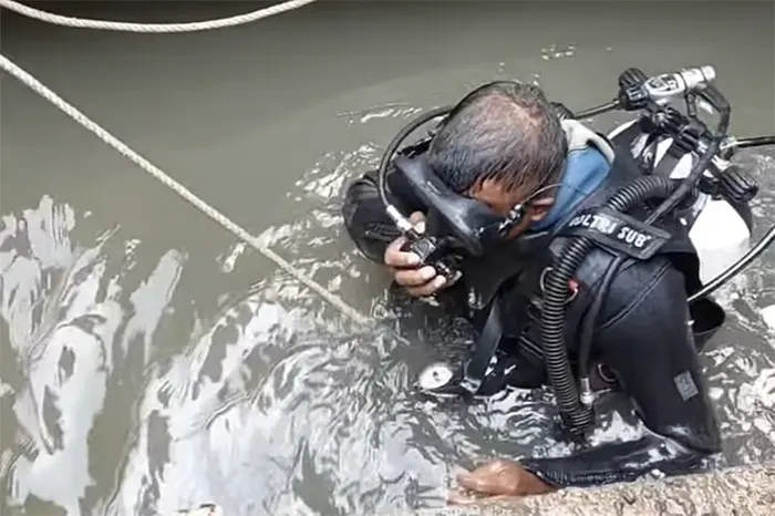 টঙ্গীতে ম্যানহোলে পড়ে নারী নিখোঁজ, ৩০ ঘণ্টা পরেও মেলেনি সন্ধান
