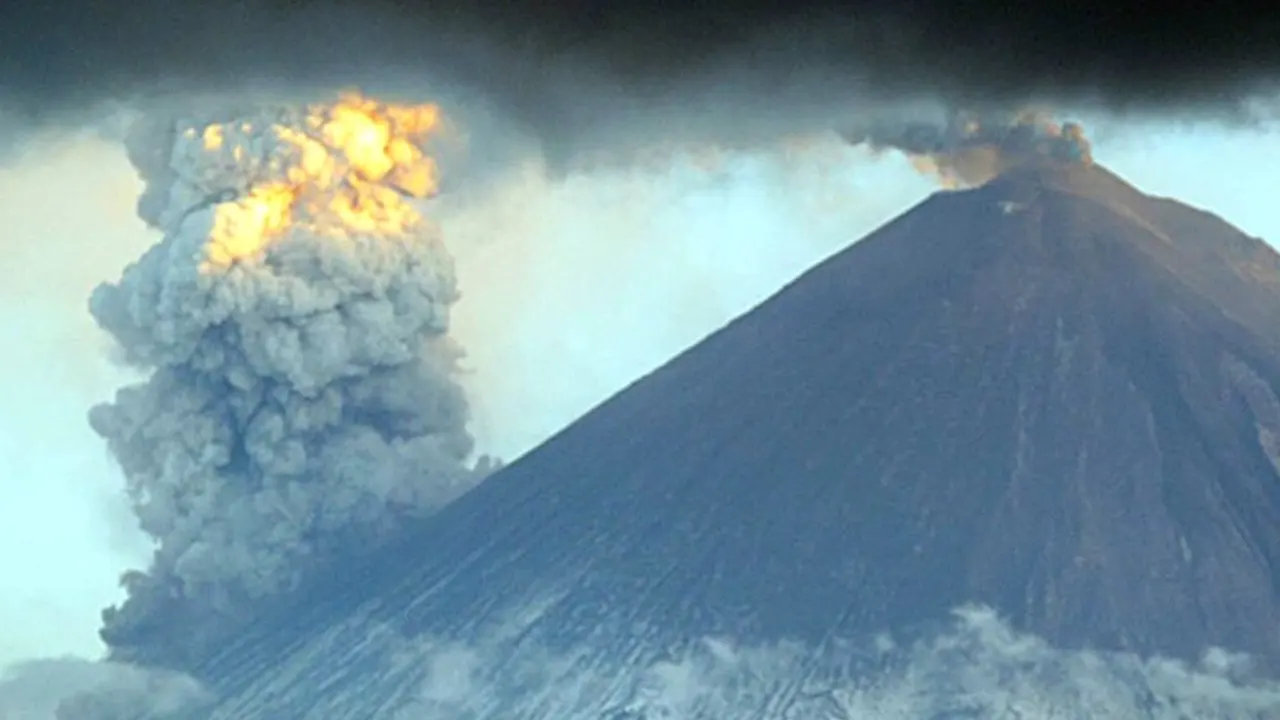 ভূমিকম্পের পর সক্রিয় আগ্নেয়গিরি, ছাইয়ে ঢেকে গেছে আকাশ